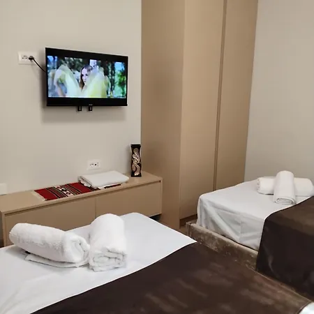Cozy Centrally Located Room For Two 2, 10 Min Walk From City Center Tirana Exterior photo