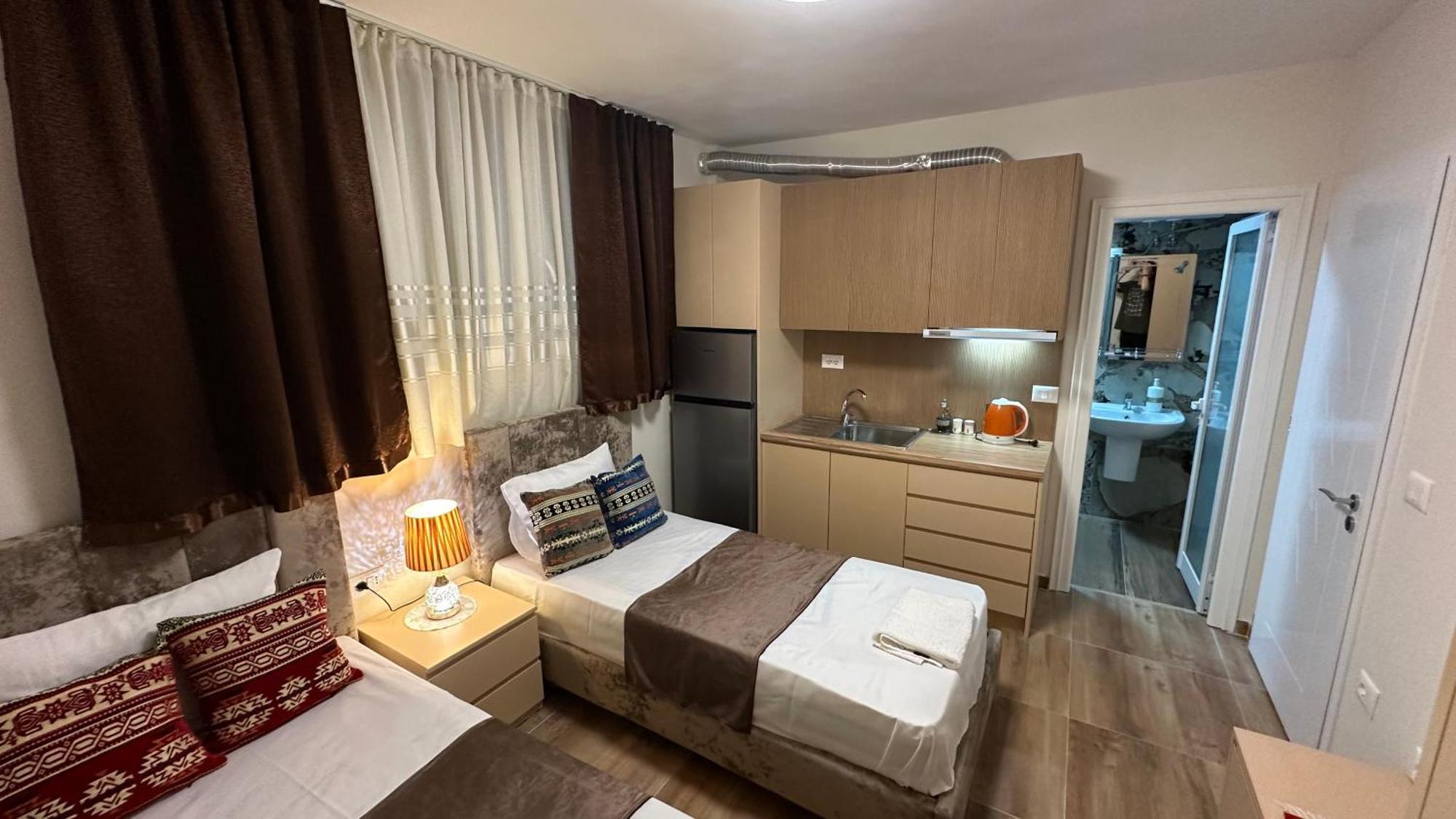 Cozy Centrally Located For Two 2, 10 Min Walk From Center Appartement Tirana